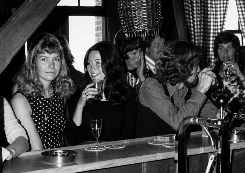 4. Aan de bar bij Uncle Sam in Tuitjenhorn. Foto familiebezit kopie
