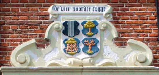 Het wapen van de Vier Noorder Koggen boven de ingang van het Koggehuis (1613) aan de Nieuwstraat ...
