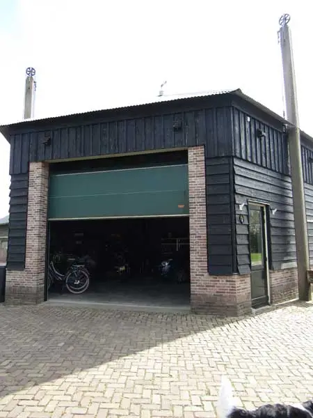 De vijzel nu in gebruik als garage en bergruimte.