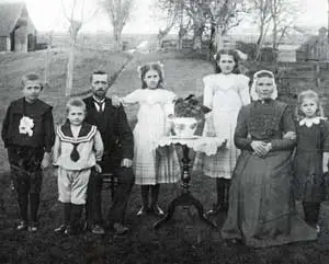 Op deze foto uit 1910 staat de familie Zeger-Winkel op &lsquo;de draai&rsquo; achter de boerderij in Sijbekarspel.