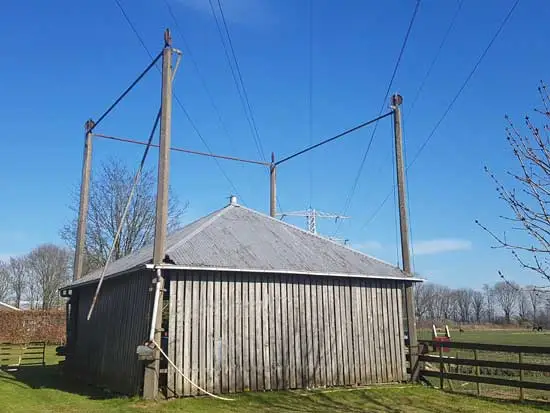 Stolp met links ernaast een moderen vijzel.