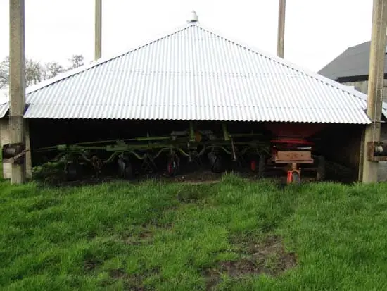 Onderdak voor landbouwmachines.