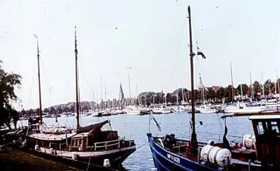 II-24. Zeilschepen in de haven van Medemblik. Toerisme
