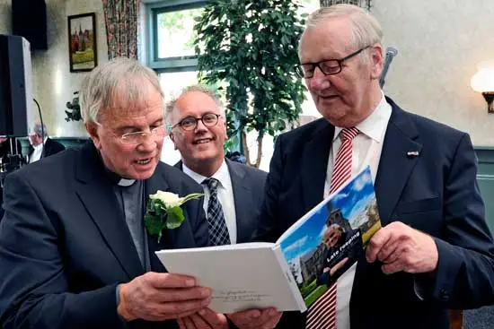 Presentatie van het boek “Late roeping” over pastoor Berkhout in 2013.