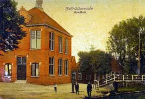 Bij de opening van het raadhuis van Zuid-Scharwoude in 1908 bood de plaatselijke notaris Duker het gemeentebestuur een sierbord aan.