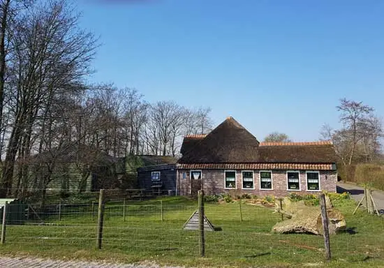 De boerderij met links tussen de bomen de vijzel. We leven een ander gezicht dan op het schilderij.