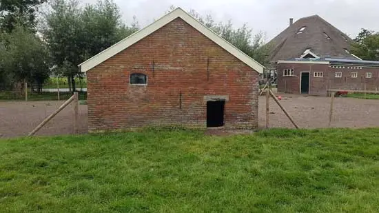 De achterkant met de opening voor de varkens.