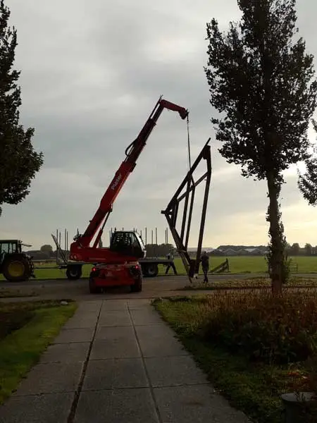 Gearriveerd voor het huis.
