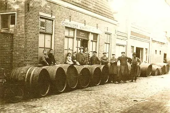 Voor de Enkhuizer wijnhandel van Freek Sleutel in de Harpstraat lagen in 1930 grote vaten met wijn.