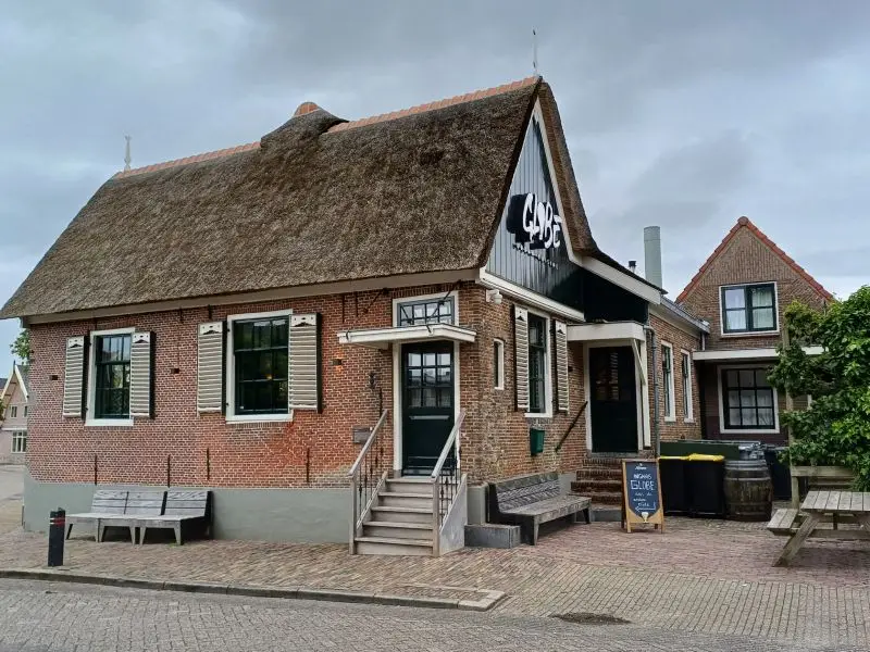 Warmenhuizen foto 6 Het pand in 2025 draagt de naam Globe