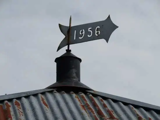 Windvaan van de firma Haring met het jaartal 1956.