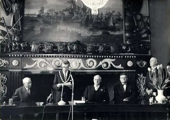 De burgemeester spreekt tijdens een bijeenkomst in 1963 van de Kaap Hoornvaarders in het stadhuis.