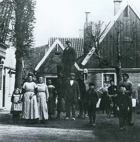 Inwoners van Opperdoes verzamelden zich omstreeks 1900 speciaal voor de fotograaf.