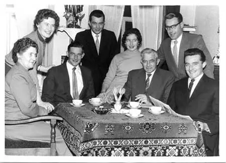Gezin Koomen in 1958: vlnr.: Moeder Anna, Truus, Gert, Jaap, Bets, Vader Meindert, Piet en Jan.