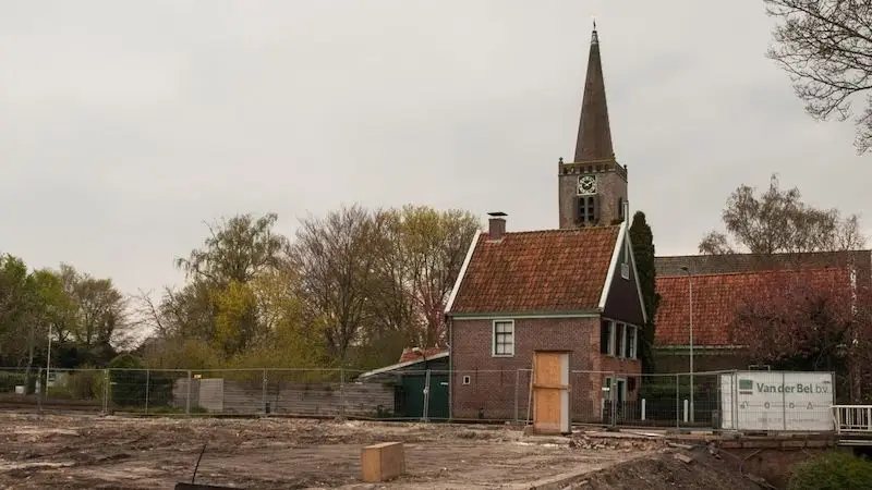 Een gapend gat aan de Dorpsstraat