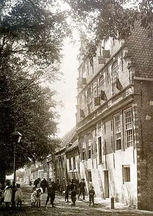Wat wij nu kennen als het Peperhuis aan de Wierdijk in Enkhuizen, werd in 1625 gebouwd als woon- en pakhuis.