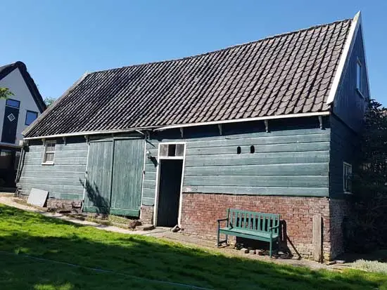 De oostkant van de schuur.