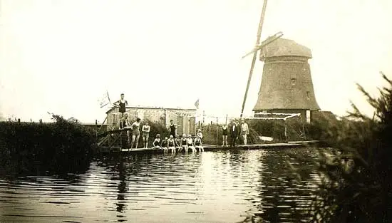 In de ringvaart ter hoogte van Broek op Langedijk richtte Jacob Zomer in 1929 de eerste zwemvereniging van Heerhugowaard op.