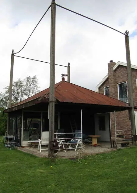 Deze forse vijzel meet 8x8 meter en is 9 meter hoog.
