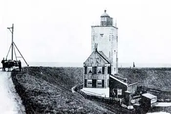 De vuurtoren De Ven met seinpaal, een paar kilometer ten noorden van Enkhuizen.