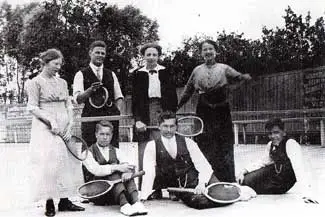 De Enkhuizer rolschaatsbaan aan het Westeinde kon ook worden gebruikt als tennisbaan.