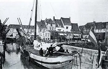 Vanaf 1858 werd de veerdienst tussen Enkhuizen en Amsterdam door vier generaties De Bruyn in de vaart gehouden.