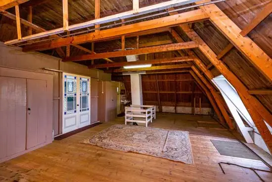 Eerste verdieping. Een grotendeels open zolder met later ingebouwde slaapkamers.