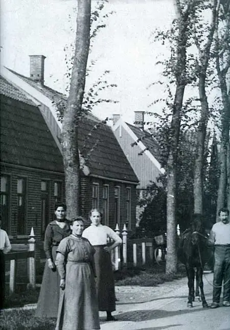 De Kerkweg in Venhuizen omstreeks 1920.