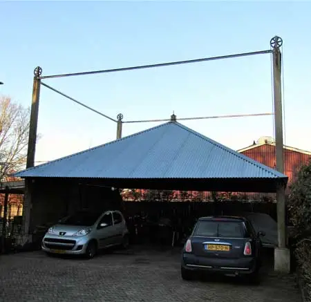 Verplaatste hooivijzel met nieuwe dakplaten, in gebruik als garage. Afmeting 8x8 meter.
