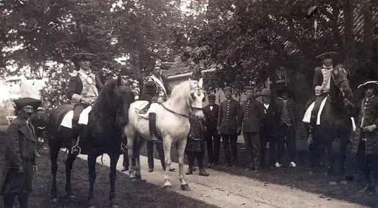 De inwoners van Twisk organiseerden een historische optocht.