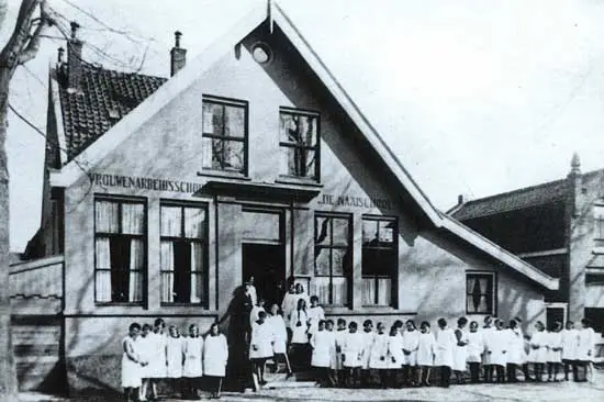 De vrouwenarbeidsschool rond 1920 aan de Kaasmarkt te Enkhuizen.