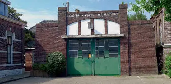 Deze monumentale gevel valt onder beschermd dorpsgezicht van Scharwoude en is daardoor bewaard gebleven.