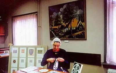 II-20. Westfriese klederdrachten en papier- knipkunst