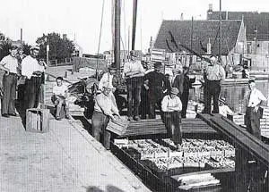 In de haven van Broekerhaven werden tuinbouwproducten uit Het Grootslag overgezet op schepen naar Amsterdam.
