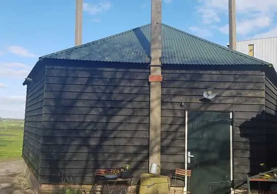 De hooivijzel was in gebruik bij de vorige eigenaar. de nieuwe eigenaar heeft hem omtimmerd.