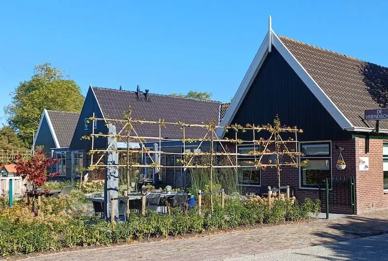 De westkant met appartementen en tuin, 2024.
