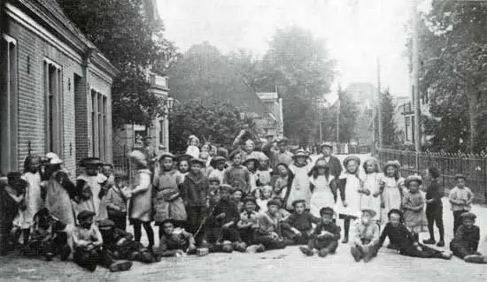 Leerlingen van de school van Obdam staan in 1916 voor het caf&eacute; De Admiraal.