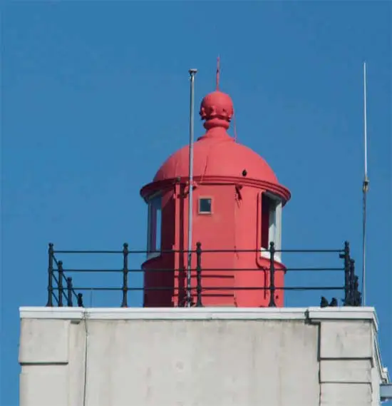Het karakteristieke rode lichthuis van vuurtoren De Ven, voorzien van een lamp van 250 W. (Foto TM)