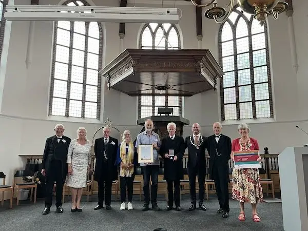 Het bestuur van het Westfries Genootschap en burgemeester Jan Nieuwenburg