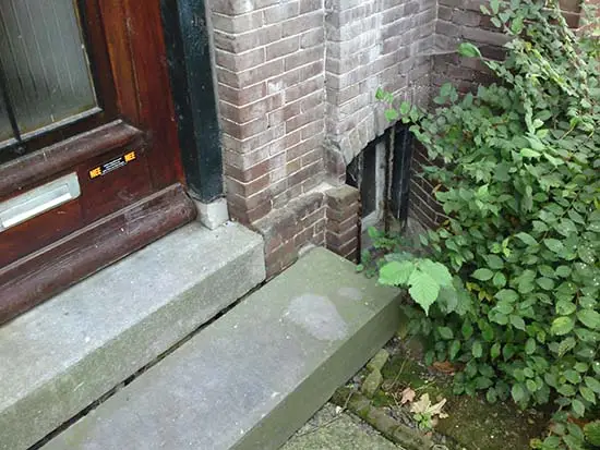 Kelderraam naast de voordeur.