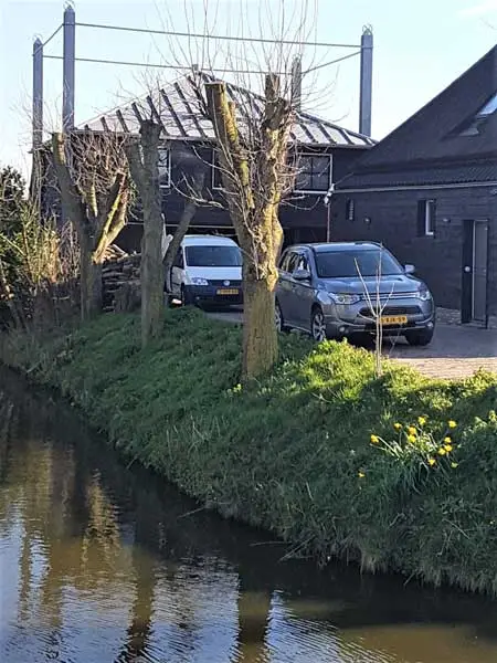 Een grote vijzel met ijzeren staanders die ingericht is als woon- of werkruimte.