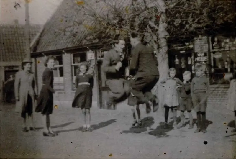 Caf&eacute; De Vriendschap van Jan Appel in 1949. V.l.n.r.: Mart Groot, Truus Komen, Guurtje Appel,
Jan Groot en onbekend. Jan Groot woonde op de hoek naast caf&eacute; de Vriendschap.