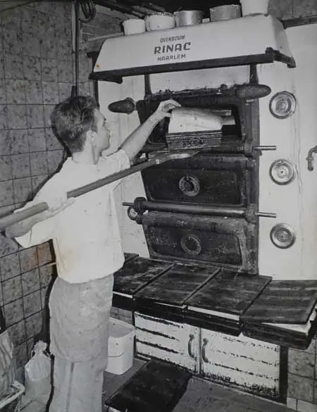 Jacco Bes, zoon van Jan, bij de oven. Hij is hier zestien jaar oud.