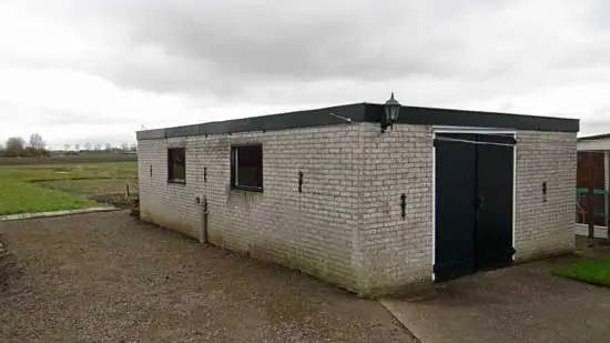 De voor Opperdoes typerende witte boet met plat dak aan het Kluiten 30.