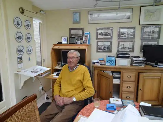 Piet Koomen in zijn werkkamer.