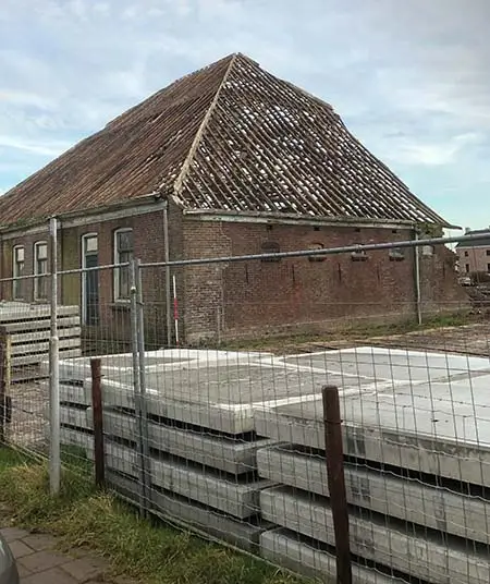 Te zien is dat de achtermuur gedeeltelijk verdwenen is, 19 december 2020.