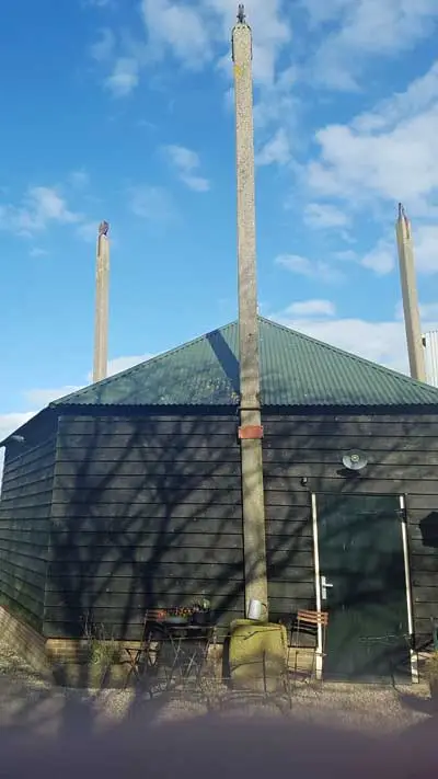 De hooivijzel met gepotdekselde wanden heeft drie betonnen staanders.