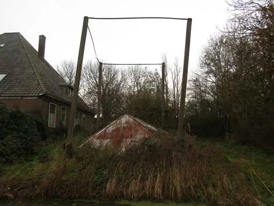 De staanders hebben hun dak verloren.