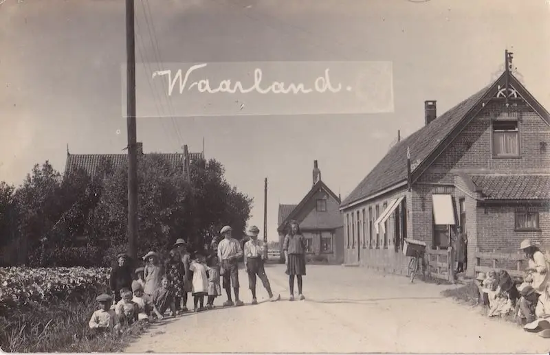 De Posthoorn in de beginjaren. Midden op de foto het woon-winkelhuis van Arie
  en Neeltje van Ophem-Bijwaard.