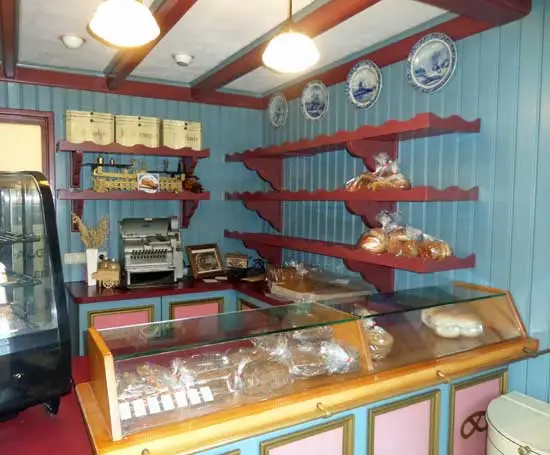 Oude koektrommels versterken de nostalgische sfeer.